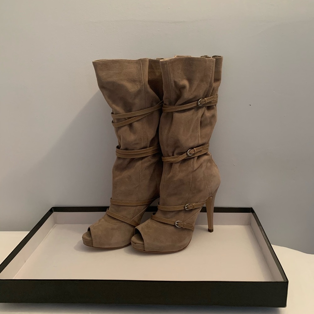 VERY UNIQUE Women’s boutique suede boot. Taupe